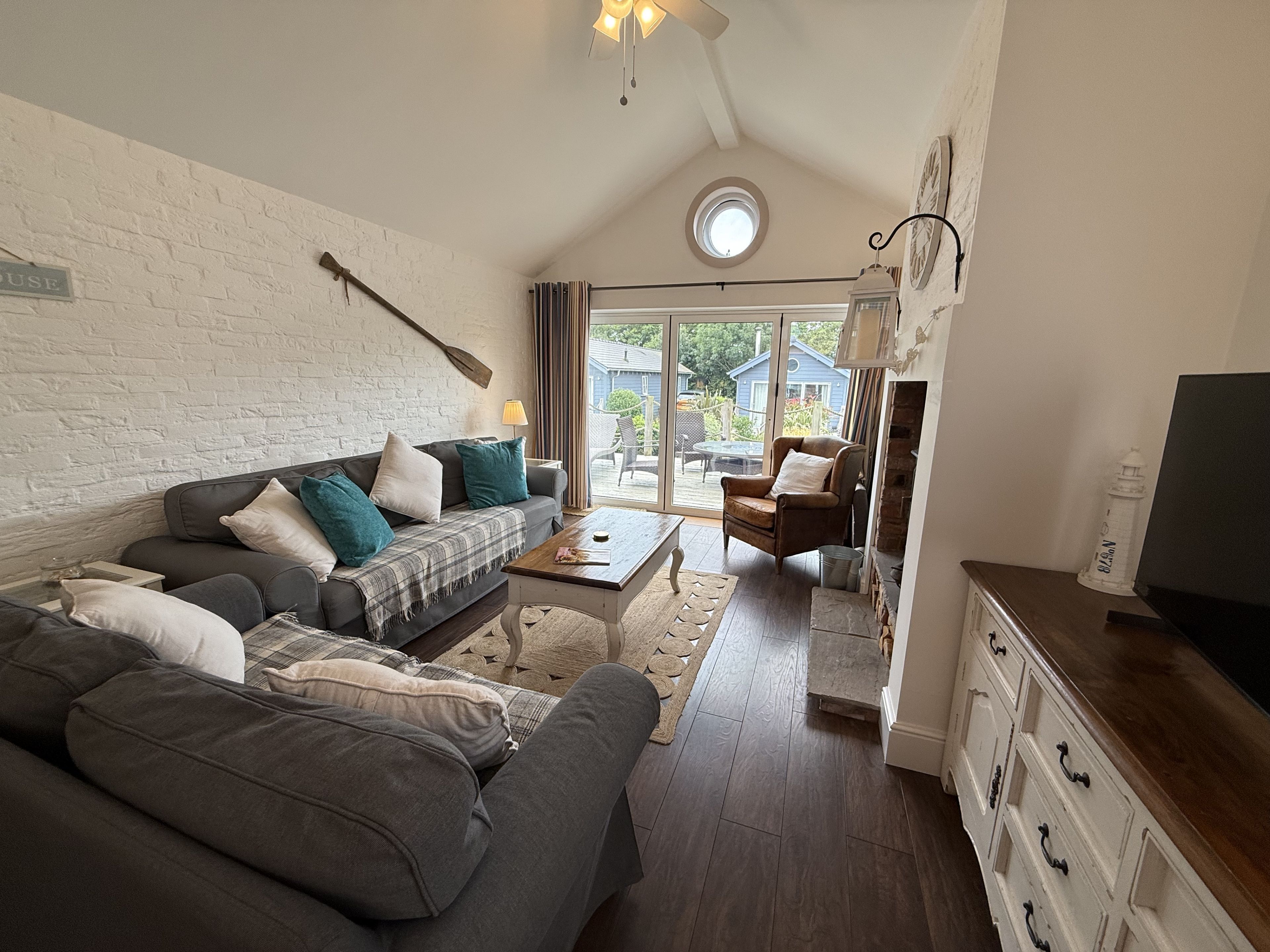 Smart-tv och eldstad