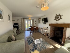Smart TV, fireplace