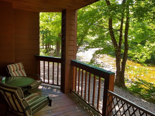 Comfy 1st floor, on river. pool/fitness center, pet-friendly. D0211 by LRS