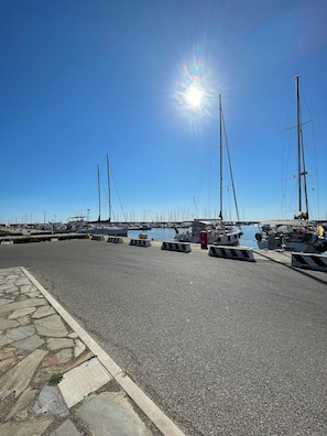 Marina - Spacious holiday home near the sea with courtyard perfect for families & friends (Cooperativa Phiniscollis)