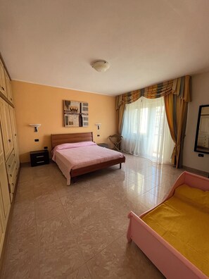 3 bedrooms, iron/ironing board, travel crib, free WiFi - Spacious holiday home near the sea with courtyard perfect for families & friends (Cooperativa Phiniscollis)