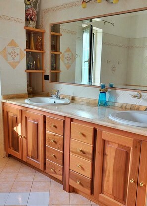 Jetted bath, hair dryer, bidet, towels