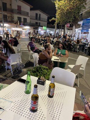 Outdoor dining - Spacious holiday home near the sea with courtyard perfect for families & friends (Cooperativa Phiniscollis)