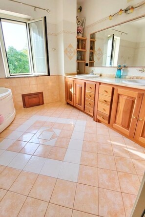 Baignoire à jets, bidet, serviettes fournies, papier toilette