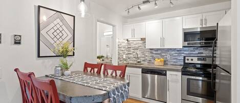 ثلاجة، ميكروويف، فرن، موقد طهي مسطح