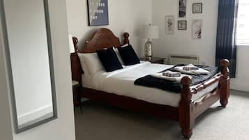 Apartment | 2 bedrooms, iron/ironing board, free WiFi, bed sheets