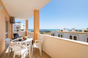 Outdoor dining - Odissi Apartment, Vilamoura, Algarve (Quarteira)