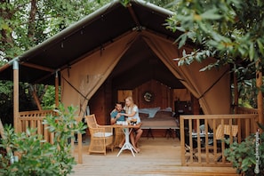 Tenda Deluxe | Minibar con snack e bevande gratuite, una cassaforte in camera