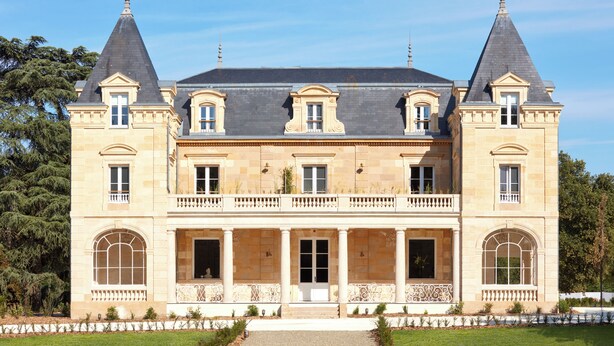 A large, historic building with a symmetrical facade, multiple windows, and a central entrance. - Château Léognan, Domaine viticole - proche Bordeaux (Leognan)