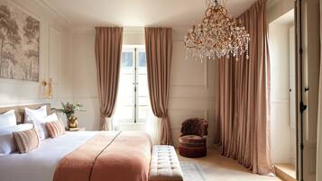 Junior suite, terras | 1 slaapkamer, een gratis minibar, een kluis op de kamer