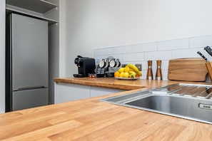 Apartment | Private kitchen | Fridge, microwave, oven, stovetop - Stunning 2-bed Apartment in Purley - Croydon Gem (Purley)