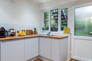 Appartement | Cuisine privée | Réfrigérateur, micro-ondes, four, plaque de cuisson