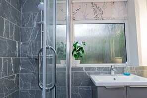 Căn hộ | Phòng tắm | Buồng tắm vòi sen, khăn tắm 