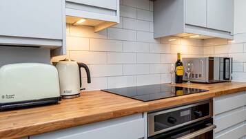 Apartment | Private kitchen | Fridge, microwave, oven, stovetop