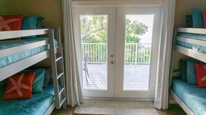 4 bedrooms, desk, free WiFi, bed sheets - SOUTHERN SUNSET - As seen on House Hunters-S228 E6 - Family Time in the FL Keys (Cudjoe Key)