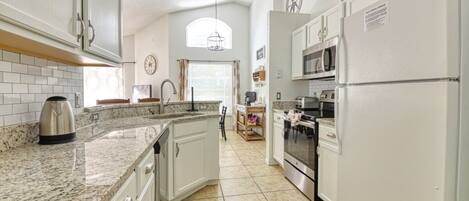 House, 4 Bedrooms | Private kitchen