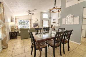 Casa, 4 habitaciones | Restaurantes