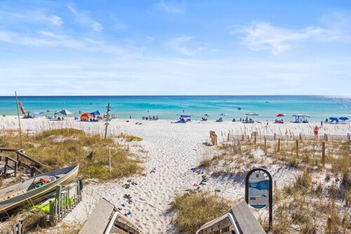 HUGE Private Pool w/ 6 seater Cart 4 bikes, 4 min to Beach, 3 hole Putting Green