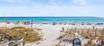 HUGE Private Pool w/ 6 seater Cart 4 bikes, 4 min to Beach, 3 hole Putting Green