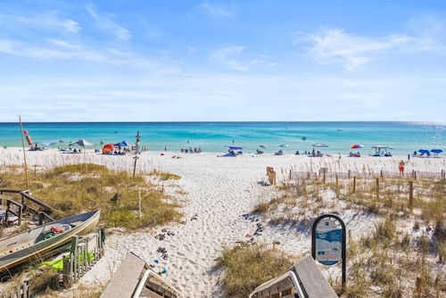 HUGE Private Pool w/ 6 seater Cart 4 bikes, 4 min to Beach, 3 hole Putting Green