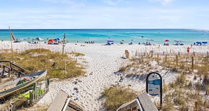 HUGE Private Pool w/ 6 seater Cart 4 bikes, 4 min to Beach, 3 hole Putting Green