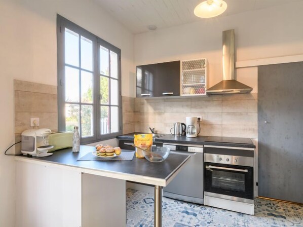 Kühlschrank, Mikrowelle, Geschirrspüler, Kochgeschirr/Geschirr/Besteck