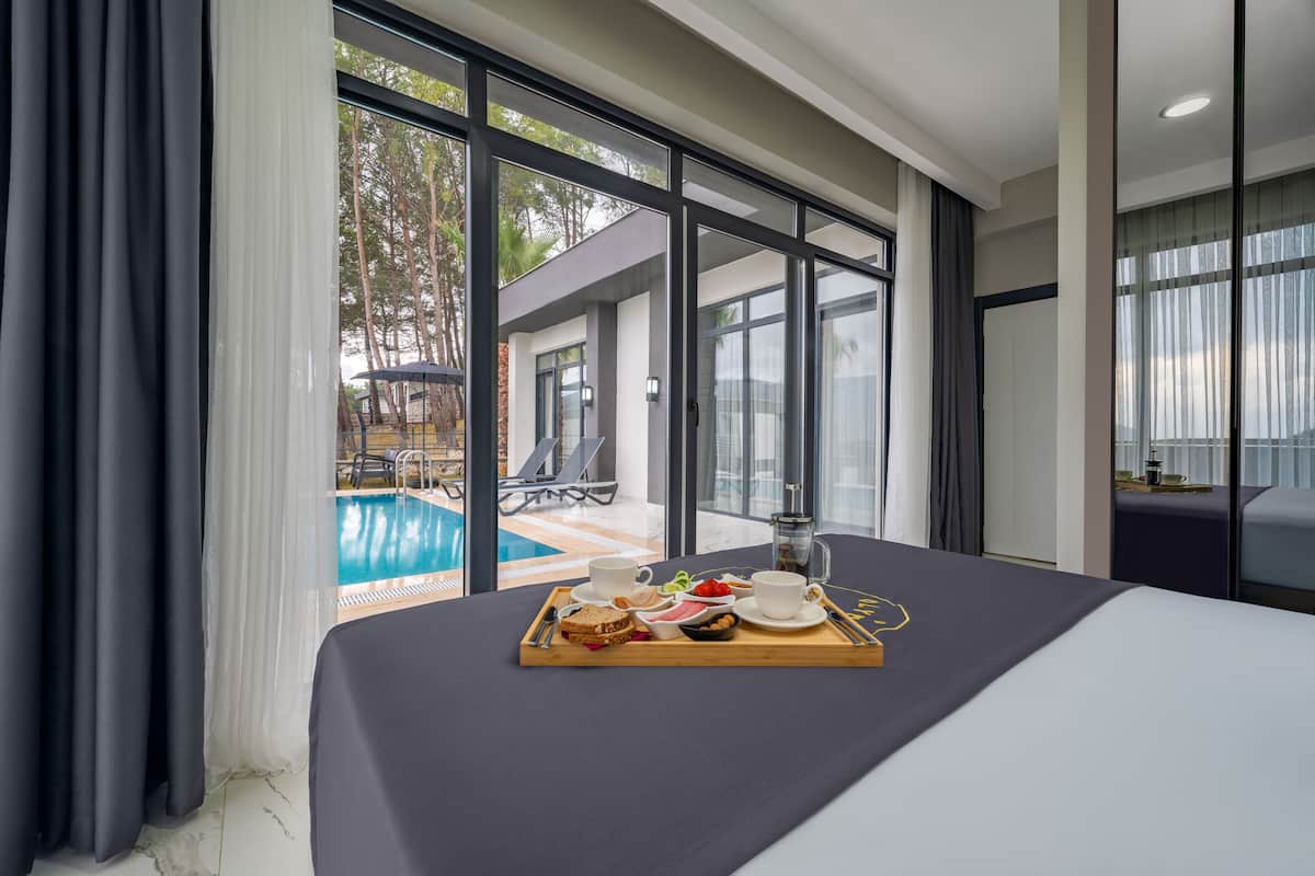 Suite Deluxe, 2 habitaciones, acceso a la alberca, vista a la montaña | 1 habitación y ropa de cama de alta calidad