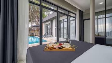 Deluxe Suite, 2 Bedrooms, Pool Access, Mountain View | 1 bedroom, premium bedding, free minibar, in-room safe