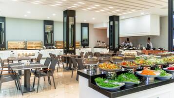 4 restaurants, breakfast, lunch, dinner served; seafood