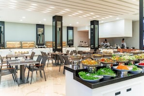 4 restauranter, frokost, lunsj og middag serveres, sjømat