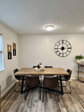 Dining - Clean 3 bedroom, 2.5 bathroom townhouse within minutes of the Ark Encounter! (Williamstown)