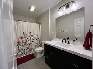 Shower, hair dryer, towels, soap - Clean 3 bedroom, 2.5 bathroom townhouse within minutes of the Ark Encounter! (Williamstown)
