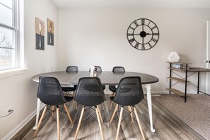 Dining - Clean 3 bedroom, 2.5 bathroom townhouse within minutes of the Ark Encounter! (Williamstown)