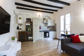 Superior-Apartment | Wohnbereich | 42-Zoll-Flachbildfernseher mit Kabelempfang, Fernseher