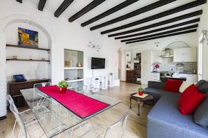 Appartement supérieur | Aire de séjour | Téléviseur à écran plat de 42 po avec télévision par câble, téléviseur