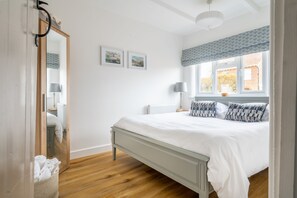 2 bedrooms, iron/ironing board, travel crib, internet - Golf Cottage, West Runton, Norfolk (West Runton)