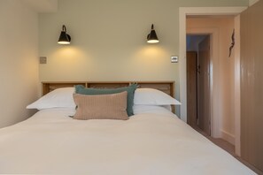 2 chambres, fer et planche à repasser, lit de bébé portatif