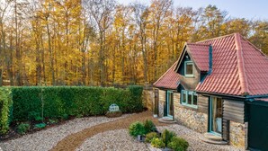 A house with a red-tiled roof, a wooden exterior, and a gravel driveway. - Bumblebee Cottage, Culford Heath, Suffolk (Bury St Edmunds)