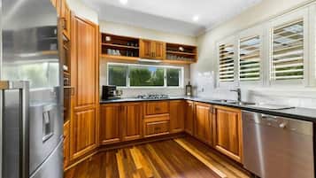 Frigorífico, microondas, horno y placa de cocina