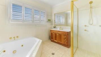Bañera, secador de pelo y toallas