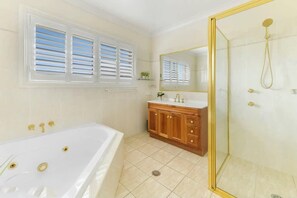 Badewanne, Haartrockner, Handtücher