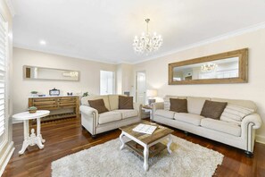 TV, DVD player, books, offices - Roselawn Manor | 5 Bedroom Entertainer (Orange)