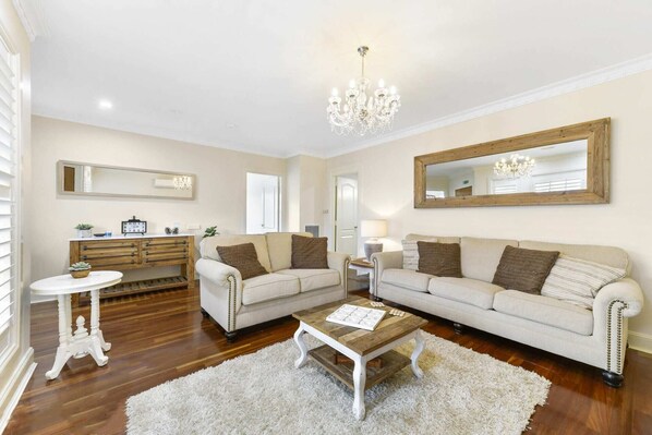 Téléviseur, lecteur de DVD, livres, bureau