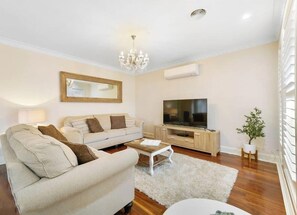 Téléviseur, lecteur de DVD, livres, bureau