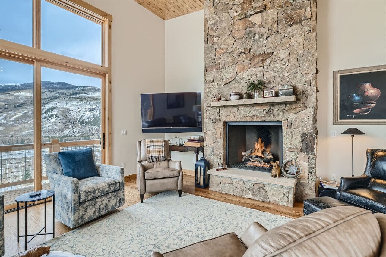 Smart TV, fireplace, books, stereo