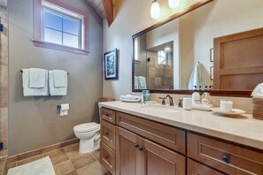 Bathtub, hair dryer, towels - The Lodges D-1 - 1 Block to the Beach! (Cannon Beach)