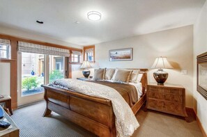 3 bedrooms, free WiFi, bed sheets - The Lodges D-1 - 1 Block to the Beach! (Cannon Beach)