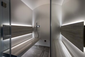 Een sauna, een stoombad, diepe bindweefselmassages, Thaise massages