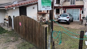 Ein Haus mit einem Schild, auf dem 'Gîte à la Campagne Chez Antoine' steht, und ein parkendes Auto.