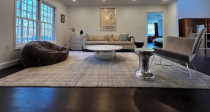 The Solarium: Woodstock Retreat w/Hot tub+Stream!